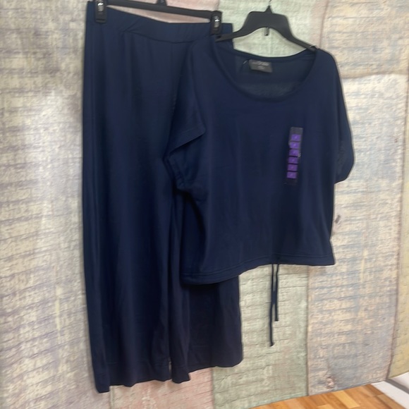 - Brand new with tags Woman’s Madison Park - Signature 2pc Lounge Set. Siz… - Picture 2 of 16